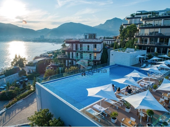 Prodaja luksuznih stanova povrsine od 95m2 do 282m2 sa bazenom,teretanom, 24h recepcijom, garazom, na udaljenosti od samo 10m od mora i fantasticnim pogledom na more, blizina Budve